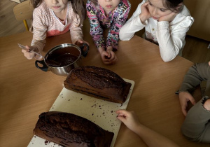 Dziewczynki dekorują ciasto.