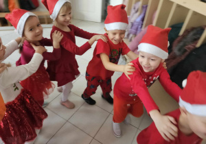 dzieci bawią się w pociągu