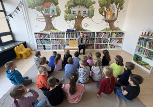 Dzieci szykują się do obejrzenia teatrzyku.