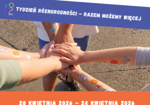 Tytuł plakatu ,,Siła edukacji tkwi w relacji". Napis: ,,Tydzień różnorodności - razem możemy więcej"; 20 kwietnia 2026 - 24 kwietnia 2026. Na plakacie znajduje się zdjęcie złączonych pięciu dłoni, położonych jedna na drugiej oraz loga partnerów akcji.