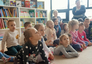 Dzieci podczas zajęć w bibliotece spotkały się z łódzkim aktorem p. Włodzimierzem Adamskim