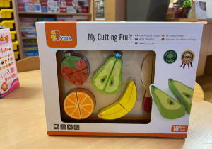 Zabawkowe owoce z deską do krojenia.
