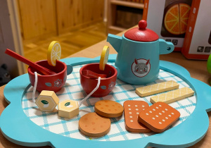 Zabawkowy zestaw do serwowania herbaty.