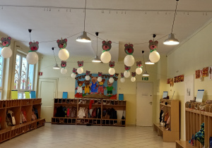 Dekoracja holu przedszkola z okazji Święta Pluszowego Misia