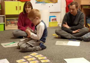 Dzieci losuja karty z podpowiedziami, które mozna wykorzystać do pisania bajki