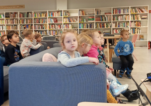 Dzieci oglądają prezentację na temat bibliotek.