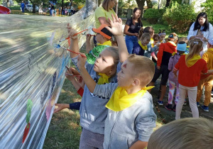 Dzieci malują na folii