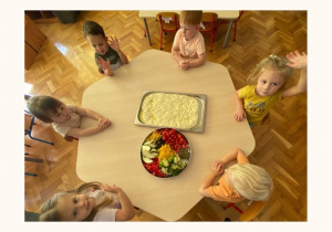Dzieci dokładają do ciasta ulubione warzywa