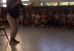 Artystka śpiewa z dziećmi.