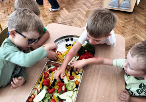 dzieci układają warzywa
