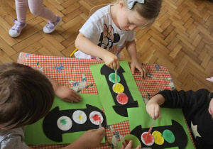 dzieci malują farbami sygnalizator świetlny