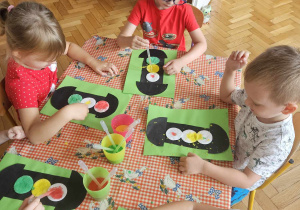 dzieci malują farbami sygnalizator świetlny
