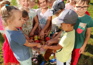 Dzieci odszukują ukryte jabłka