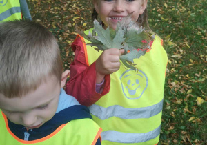Dziecko prezentuje znaleziony liść.
