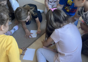 Dzieci rysują ilustracje do wysłuchanego tekstu.
