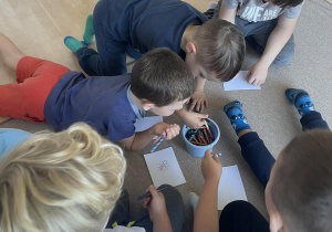 Dzieci rysują ilustracje do wysłuchanego tekstu.