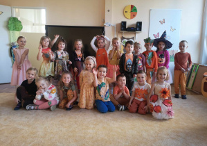 Dzieci z grupy Pomarańczowej pozują do wspólnego zdjęcia.