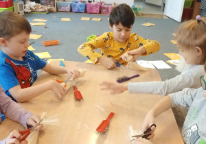 Dzieci wykonują kolejne etapy pracy tworzenia aniołka ze sznurka.
