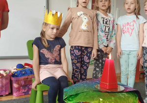 Dzieci świętują urodziny.