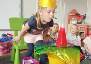 Dzieci świętują urodziny.
