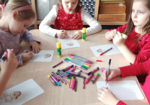 Dzieci rysują postać Św. Mikołaja.