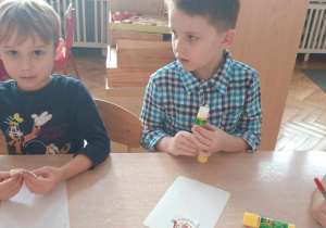 Dzieci rysują postać Św. Mikołaja.
