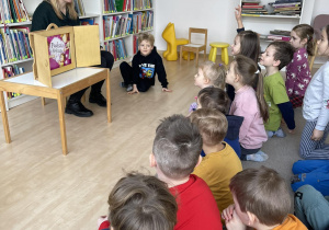 Dzieci słuchają opowieści czytanej przez Panią.
