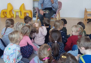 Dzieci słuchają opowieści.