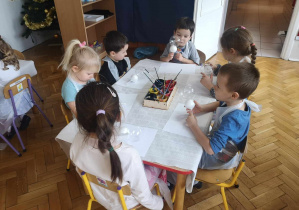Dzieci przygotowują się do malowania bombek.