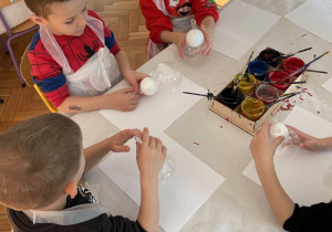 Dzieci malują bombki.
