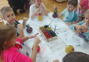 Dzieci ozdabiają szklane bombki