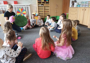 Dzieci słuchają instrumentu.