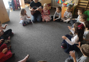 Dzieci wykonują muzyczne powitanie.