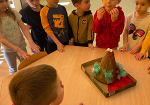 Dzieci robią eksperyment "Wulkan".