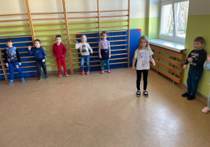 Dzieci tańczą na sali gimnastycznej.