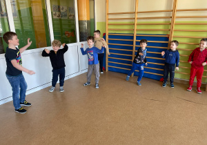 Dzieci tańczą na sali gimnastycznej.