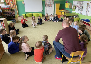 Dzieci słuchają opowieści na temat zawodu.
