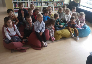 Dzieci gotowe do zajęć w bibliotece.