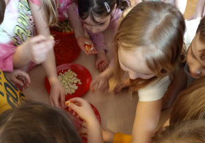 Dzieci uczestniczą w zagadkach smakowych