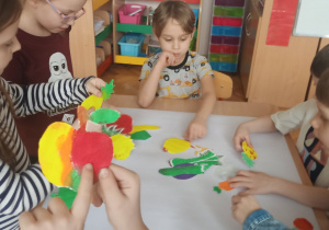 Dzieci tworzą plakat o warzywach i owocach