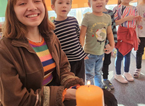 wolontariuszka dmucha świeczkę