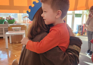 chłopiec przytula wolontariuszkę
