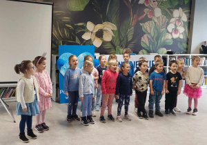 Dzieci śpiewają piosenkę dla zgromadzonych uczestników spotkania