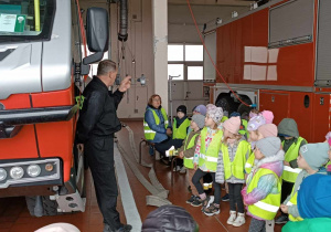 Dzieci oglądają wóz strażacki.