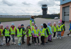 Dzieci w drodze do szkółki lotniczej.