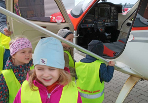 Dzieci oglądają wnętrze samolotu.