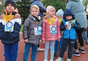Dzieci pozują z medalami.