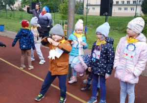 Dzieci oczekują na start
