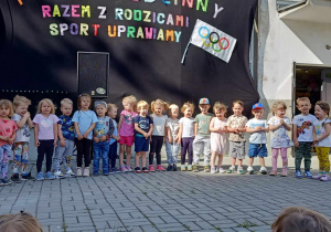 Dzieci na scenie prezentuja program artystyczny