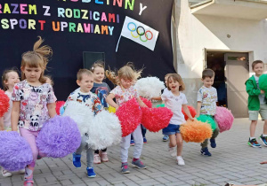 Dzieci na scenie prezentuja program artystyczny